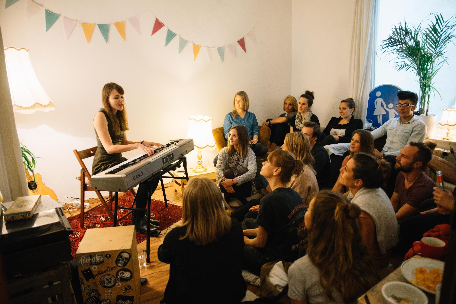 Pianistin spielt Konzert in Berlin