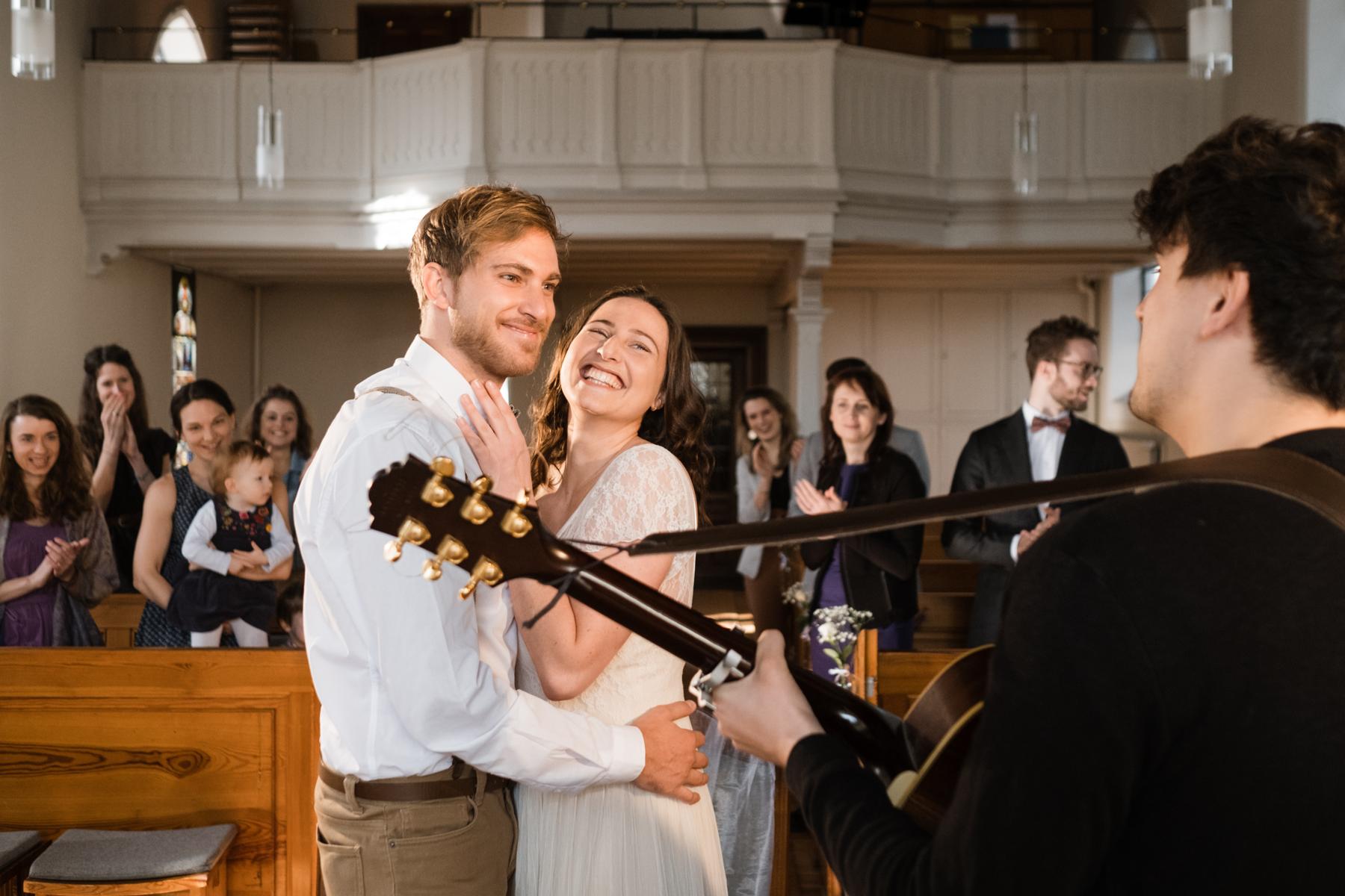 Hochzeitssänger spielt dem Brautpaar ein Lied vor