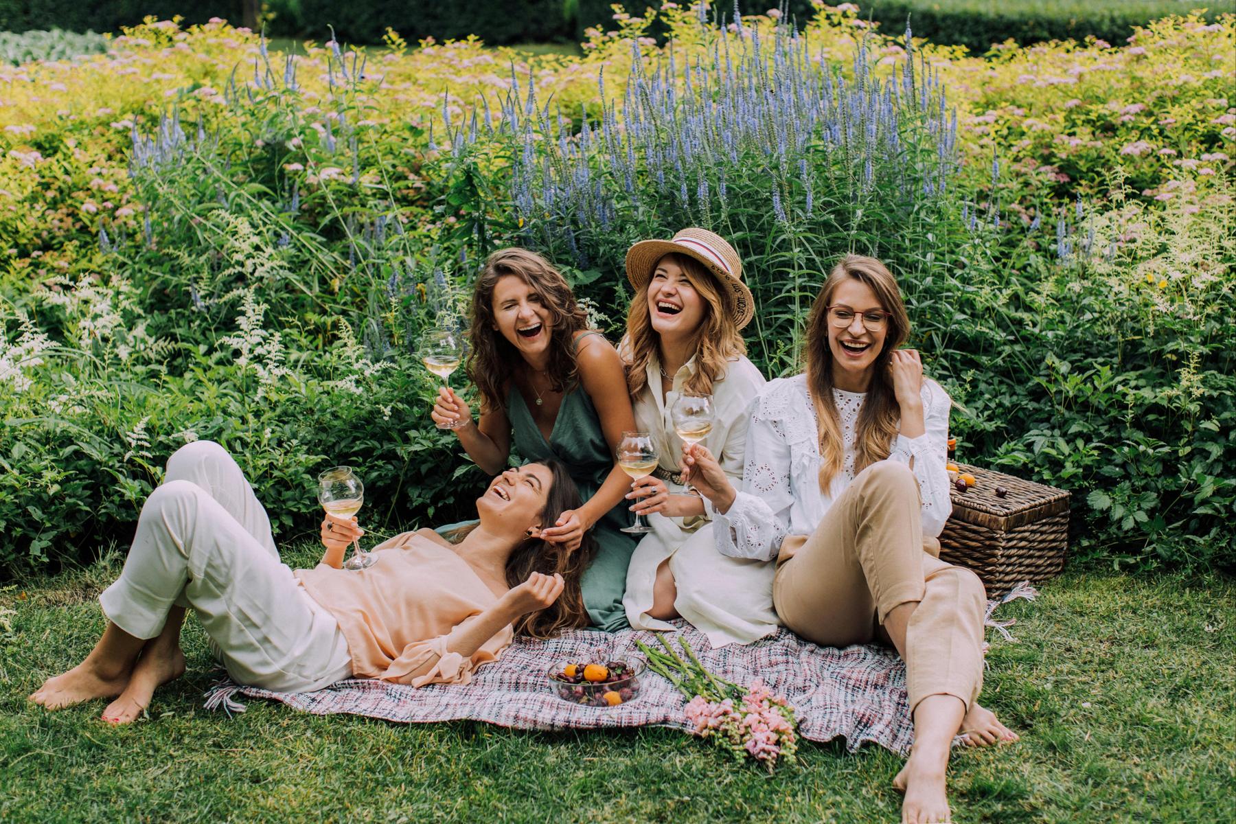 Freundinnen machen Picknick im Park