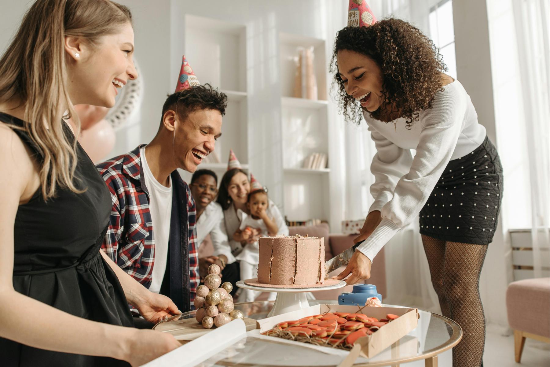 Freunde feiern Geburtstag